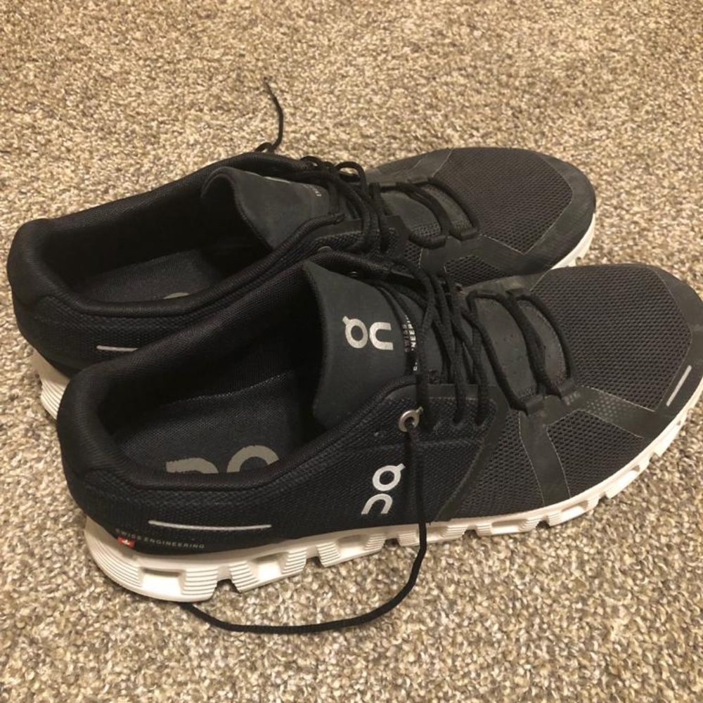 ON men's runners